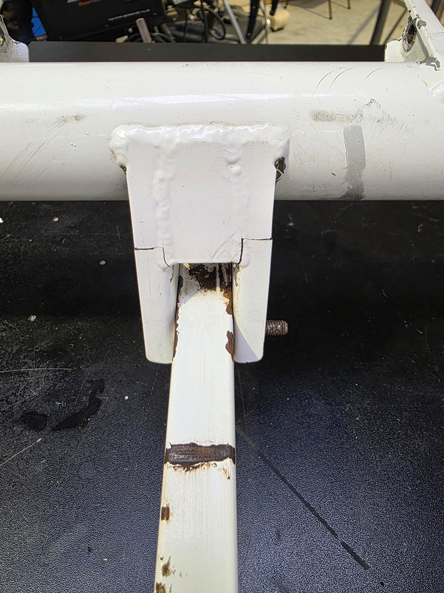 Photo 2 Stabilator Torque Tubes – Cracks in Mass Balance Weights Attachment